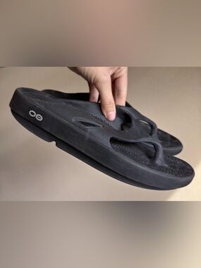 Oofos Black Oolahlah Original Thong Sandals 39